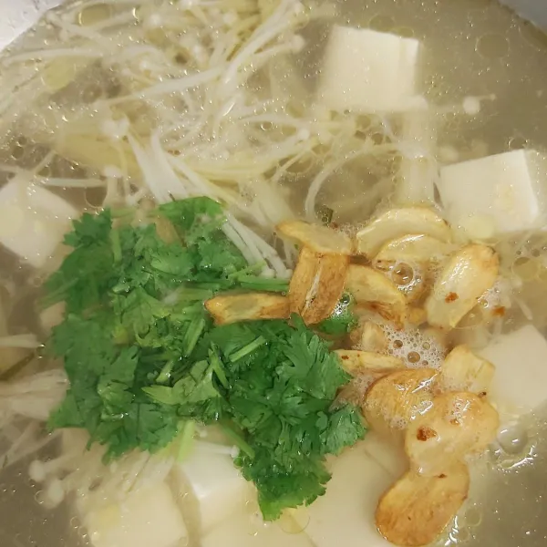 Langkah terakhir tambahkan sejimpit garam masukkan bawang goreng, daun ketumbar dan sesame oil icip rasa jika sudah pas angkat dan tuang di wadah saji.