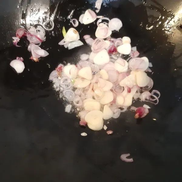 Tumis bawang putih dan bawang merah sampai wangi.