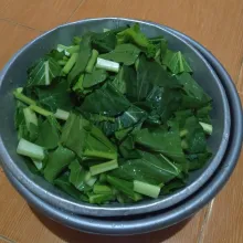 Cuci bersih sawi,lalu potong-potong.