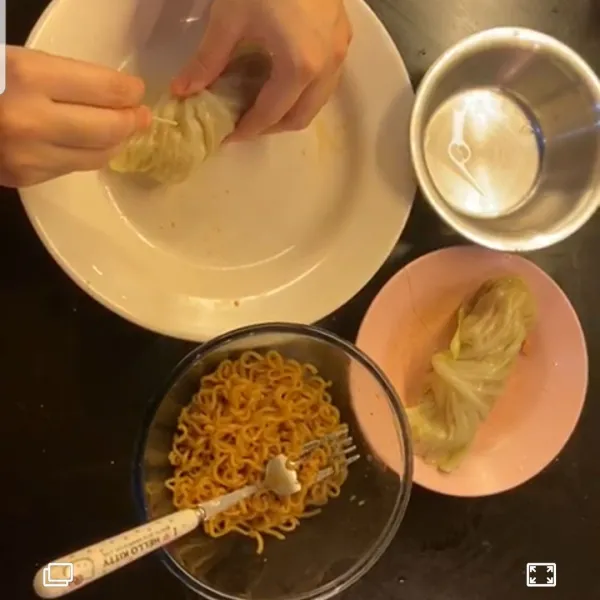 Bungkus sosis mie dengan kubis. tusukan tusuk gigi supaya bungkusnya tidak terlepas