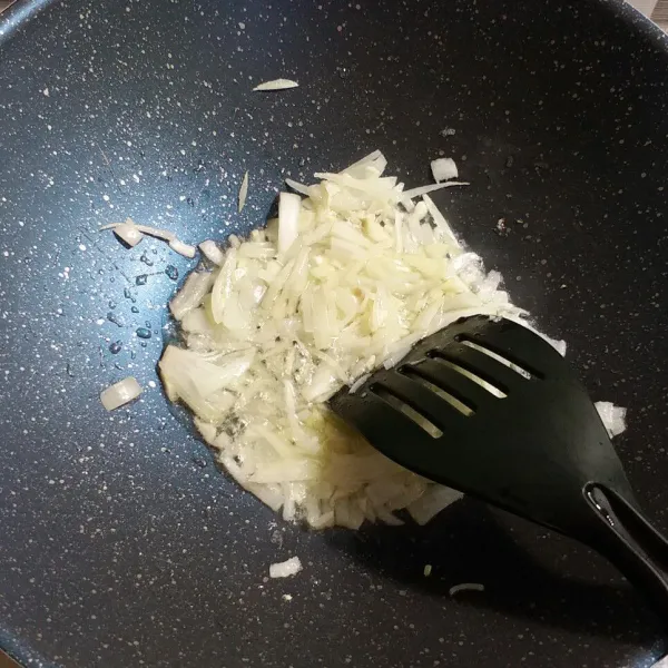 Tumis bawang bombay dan bawang putih hingga layu dan harum.
