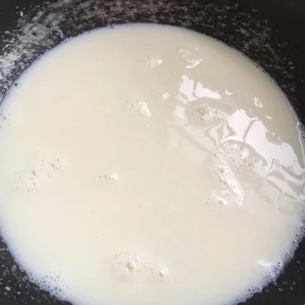 Masukkan air ke dalam wajan lalu tambahkan susu cair.