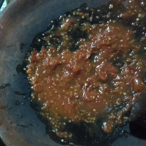 Ulek sambal hingga halus.