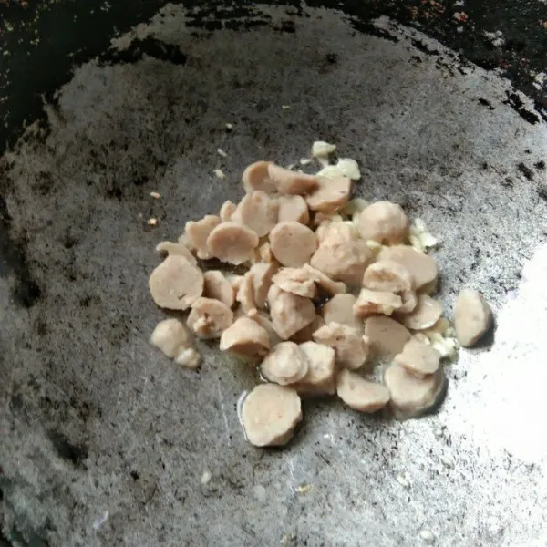 Tumis bawang putih hingga harum, masukan bakso aduk rata.