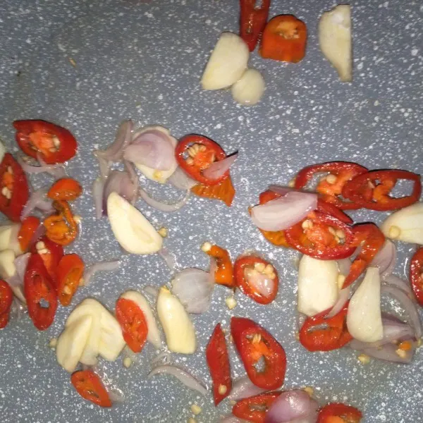 Tumis bumbu dengan minyak secukupnya sampai harum.