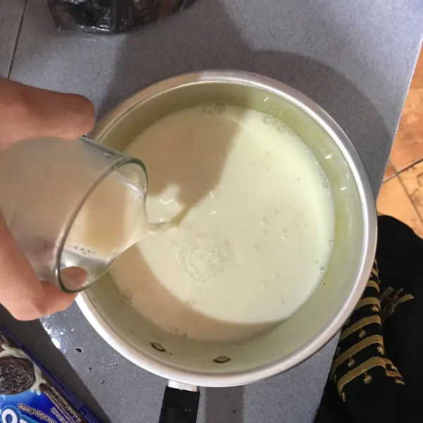 Untuk layer pertama masukan 600 ml susu full cream dan 6 sendok gula pasir.