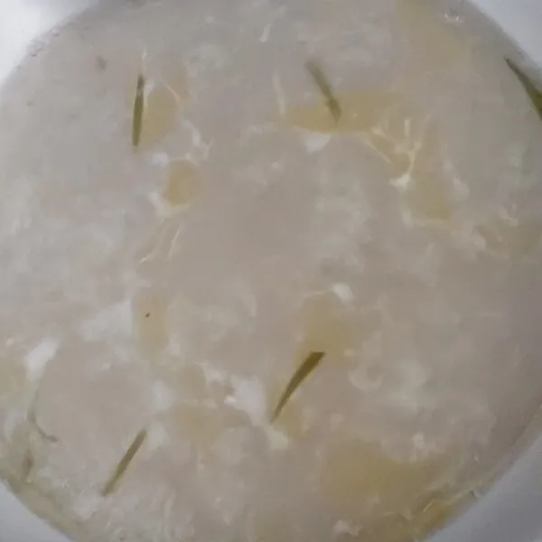 Didihkan kaldu (jika tidak ada kaldu bisa di ganti 700 ml air + 1/2 sdt lada bubuk + 1/2 sdt kaldu bubuk dan beri bawang putih goreng secukupnya)