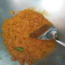 Haluskan cabai rawit, cabai keriting, bawang merah, bawang putih, kemiri dan kunyit. Panaskan minyak tumis bumbu hingga benar benar matang.