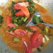 Masukkan tomat, daun bawang dan daun jeruk. Beri 200ml air, masukkan juga gula, garam dan kaldu bubuk.