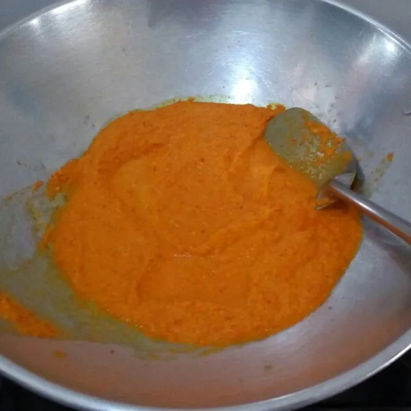 Tumis bumbu halus sampai harum dan matang masukan garam gula dan kaldu bubuk aduk rata.