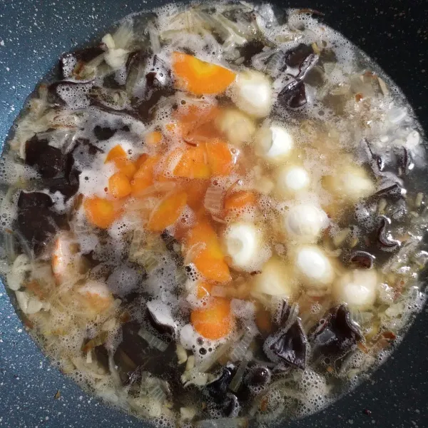 Lalu masukkan telur puyuh dan wortel. Tambahkan gula, garam, kaldu, lalu koreksi rasa.