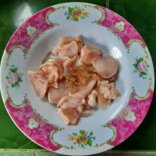 Marinasi Ayam dengan bawang putih halus dan kaldu bubuk ayam.