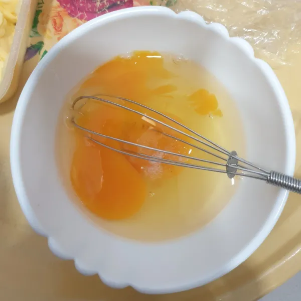 Campurkan telur dan garam, kocok sampai tercampur rata.
