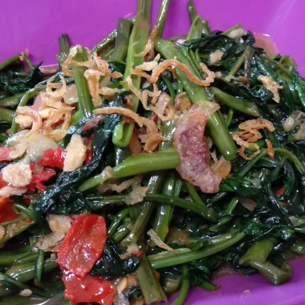 Angkat dan siap disajikan dengan tambahan taburan bawang goreng. Selamat mencoba.