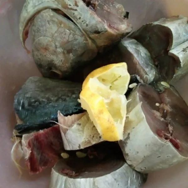 Cuci ikan tongkol, lumuri dengan perasan air lemon, cuci kembali, tiriskan.