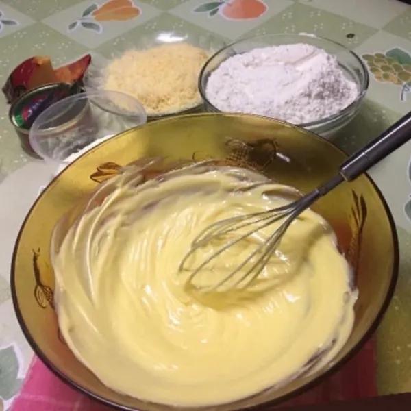 Campurkan butter wijsman dan anchor aduk rata, masukkan vanilla extract, keju edam parut, susu bubuk, dan telur, aduk rata sampai keju larut.