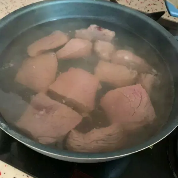 Rebus daging hingga empuk, sisihkan.