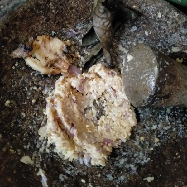 Siapkan cobek tumbuh bumbu sampai halus siaihkan.