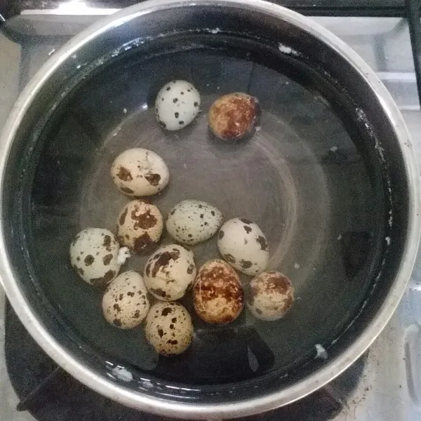 Rebus telur puyuh, kupas lalu sisihkan.