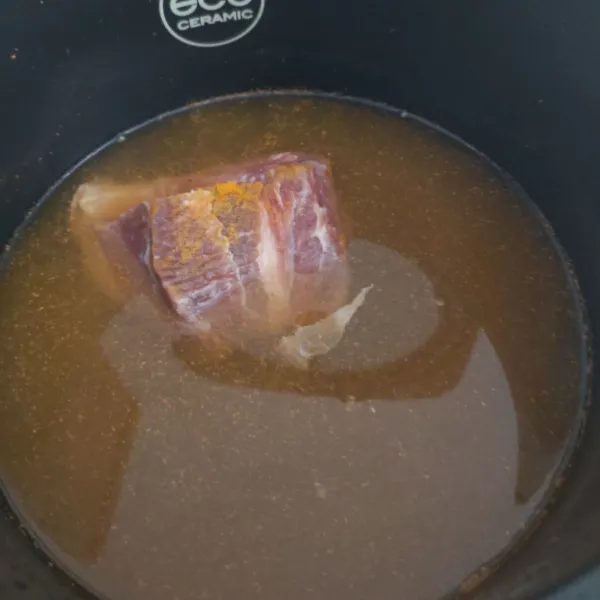Rebus daging dengan kaldu sapi, kunyit bubuk, ketumbar bubuk dan garam selama 1 jam.