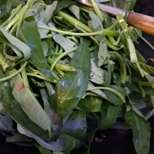 Masukkan kangkung, aduk hingga agak layu. Masukkan air. Tambahkan garam, penyedap rasa, dan gula jawa. Cicipi dan koreksi rasa. Masak hingga matang.