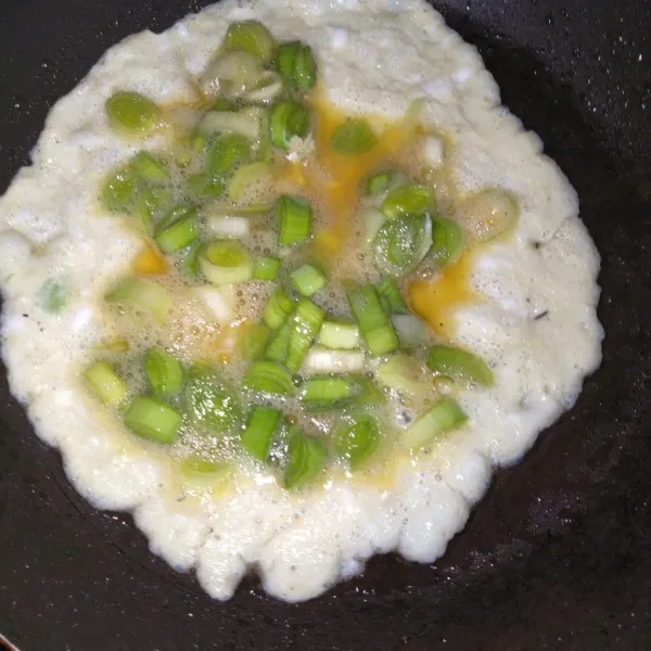 Goreng telur sampai matang.