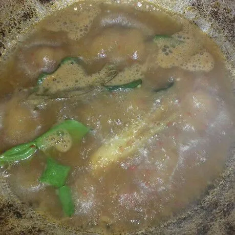 Tambahkan air, rebus daging hingga empuk.