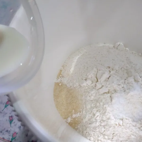 Campurkan terigu, gula pasir, garam dan susu cair (secukupnya, lihat adonannya).