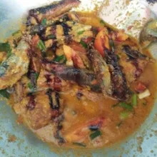 Masukkan ikan yang sudah digoreng, aduk-aduk rata dan tambahkan kecap manis.