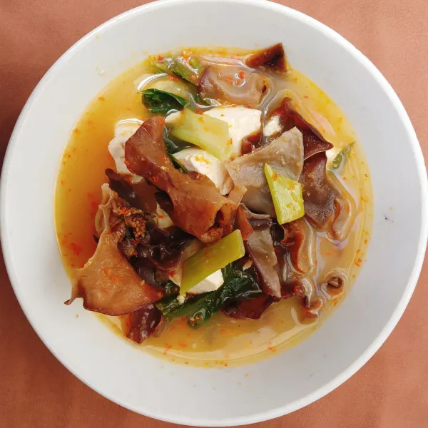 Sajikan tom yam tahu jamur selagi hangat.