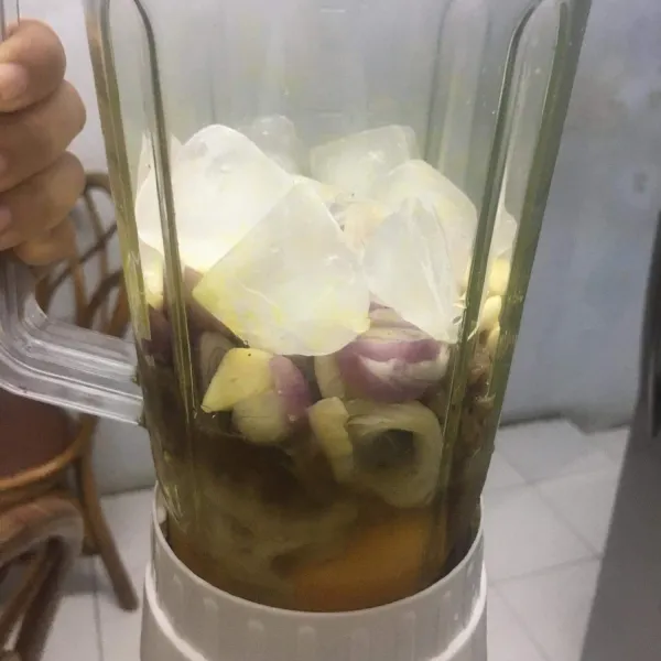 Masukkan ke dalam blender daging, jamur, es batu, bawang putih, bawang merah, 1 sdm garam, 1 sdm gula pasir, 1 sdt penyedap, 1 sdt lada bubuk, 1 sdt kaldu sapi bubuk, blender hingga halus.