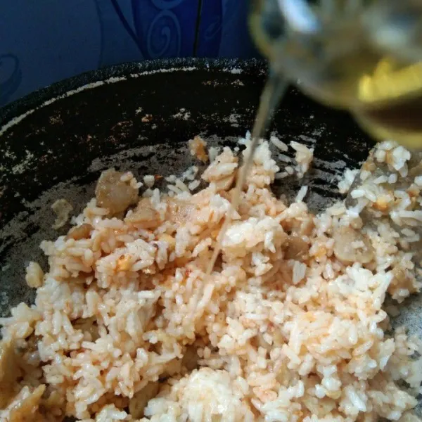 Masak hingga nasi goreng matang, terakhir tambahkan minyak wijen, aduk rata, sisihkan.