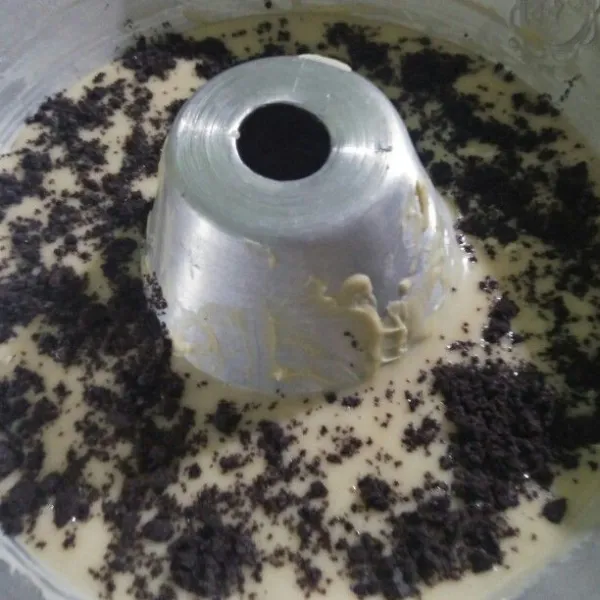 Taburi dengan oreo. Kukus selama +- 25 menit atau sesuai bentuk cetakan. Sebelum meletakkan cetakan kue, Kukusan harus sudah panas ya..