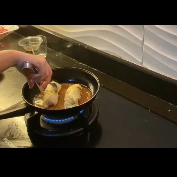 Masukan kubis gulung dan masak hingga saus mengental