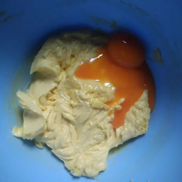 Masukkan kuning telur, mixer kembali sampai tercampur rata saja.
