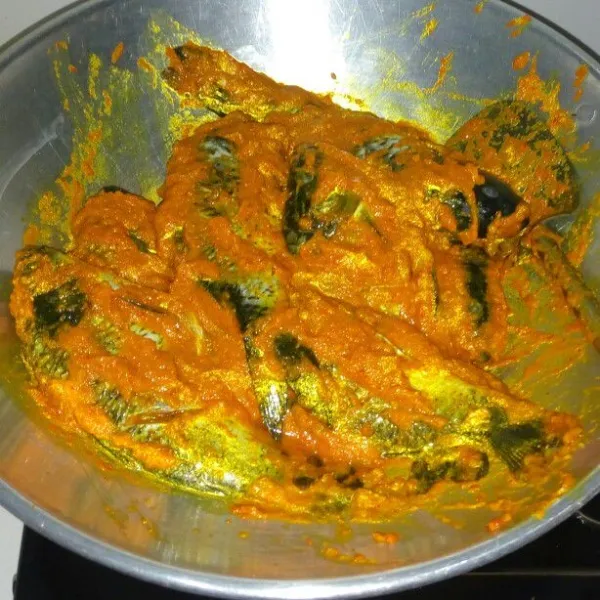 Masukan ikannya aduk rata matikan kompor tunggu sampai hangat.