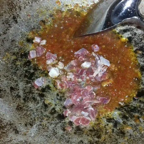 Tumis bumbu halus, masukkan daging aduk rata.