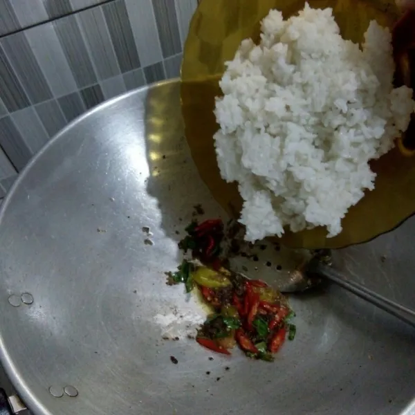 Tumis bumbu hingga harum lalu masukkan cabai masukan nasi, menyusul kikil garam dan kaldu.