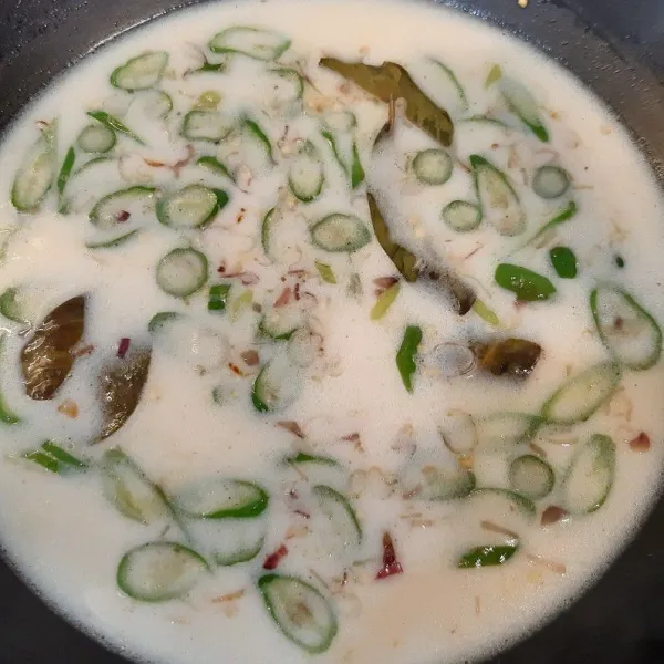 Masukkan santan sedang dan bumbu seperti garam, kaldu bubuk, gula jawa sambil diaduk agar santan tidak pecah.