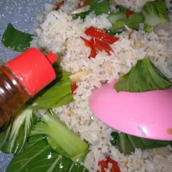 Tambahkan garam, minyak wijen, dan minyak ikan. Aduk rata.