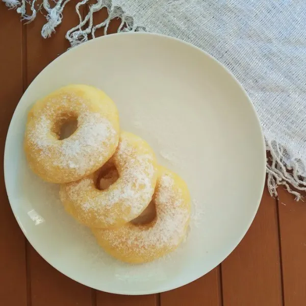 Terakhir sajikan donat dan taburi donat dengan gula halus.