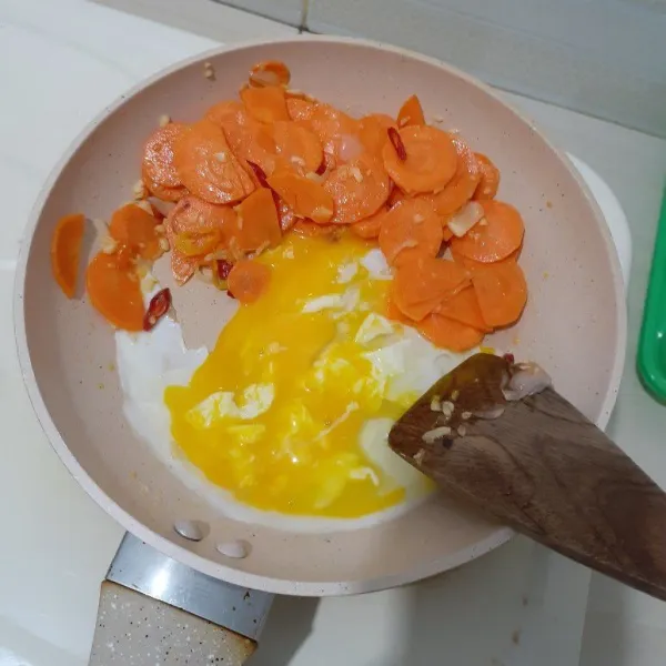 Setelah itu masukkan telur dan orek lalu aduk rata dengan wortel.