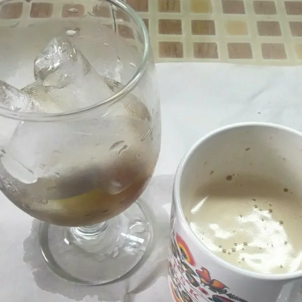 Larutkan 1 sachet cappucino ditambah gula dan kayu manis di gelas terpisah dengan air panas.