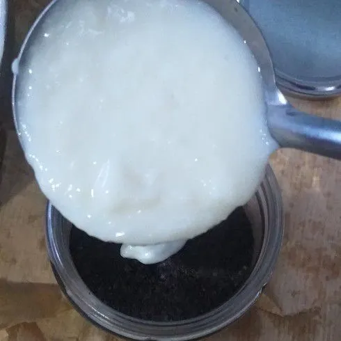 Masukan ke dalam jar, lapisan susu yang sudah mendidih secukupnya.