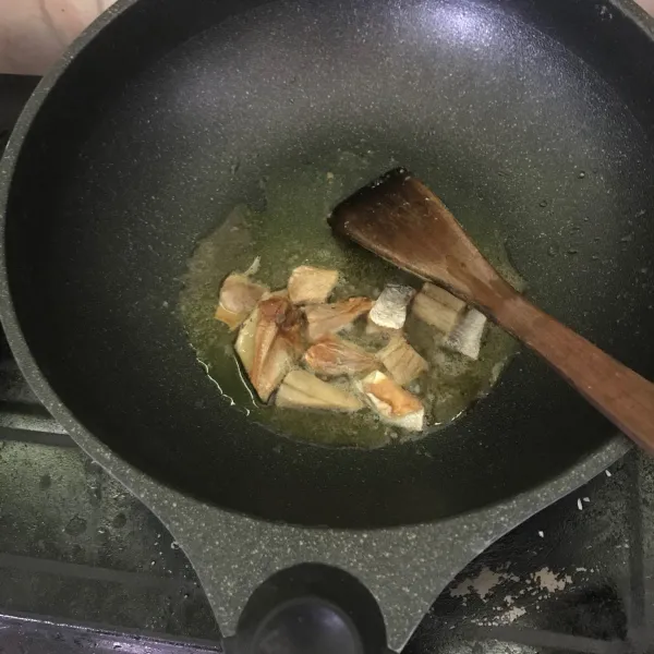 Goreng ikan asin tersebut setengah matang, angkat dan tiriskan.