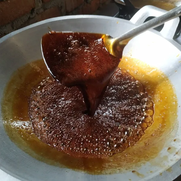 Masak gula merah dan 100ml air sampai bersarang dan mengental.