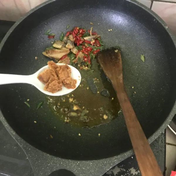 Masukkan ikan asin yang telah digoreng tadi, tambahkan pula satu buah telur ayam serta garam, gula juga penyedap rasa lainnya sesuai selera Anda.