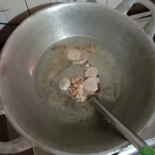 Tumis irisan bawang merah dan bawang putih hingga harum. Lalu masukkan bakso dan tambahkan air secukupnya.