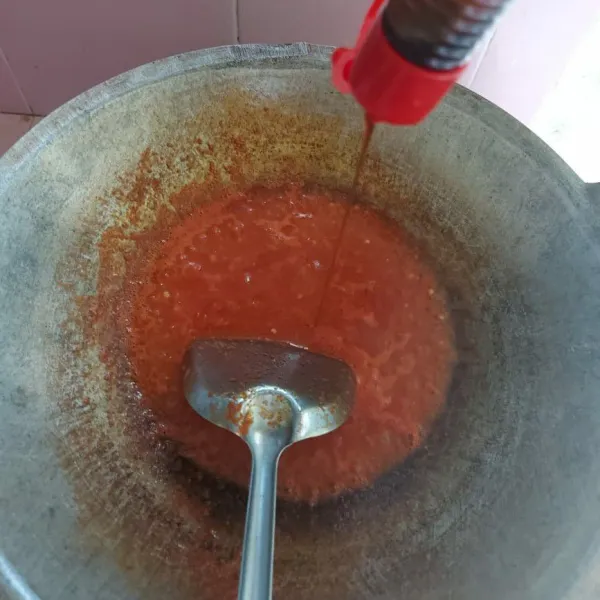 Panaskan minyak goreng, kemudian tumis bumbu yang dihaluskan sampai harum kemudian tambahkan saus tiram.