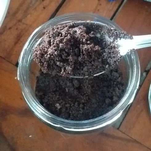 Lalu masukan remahan oreo ke dalam jar secukupnya.